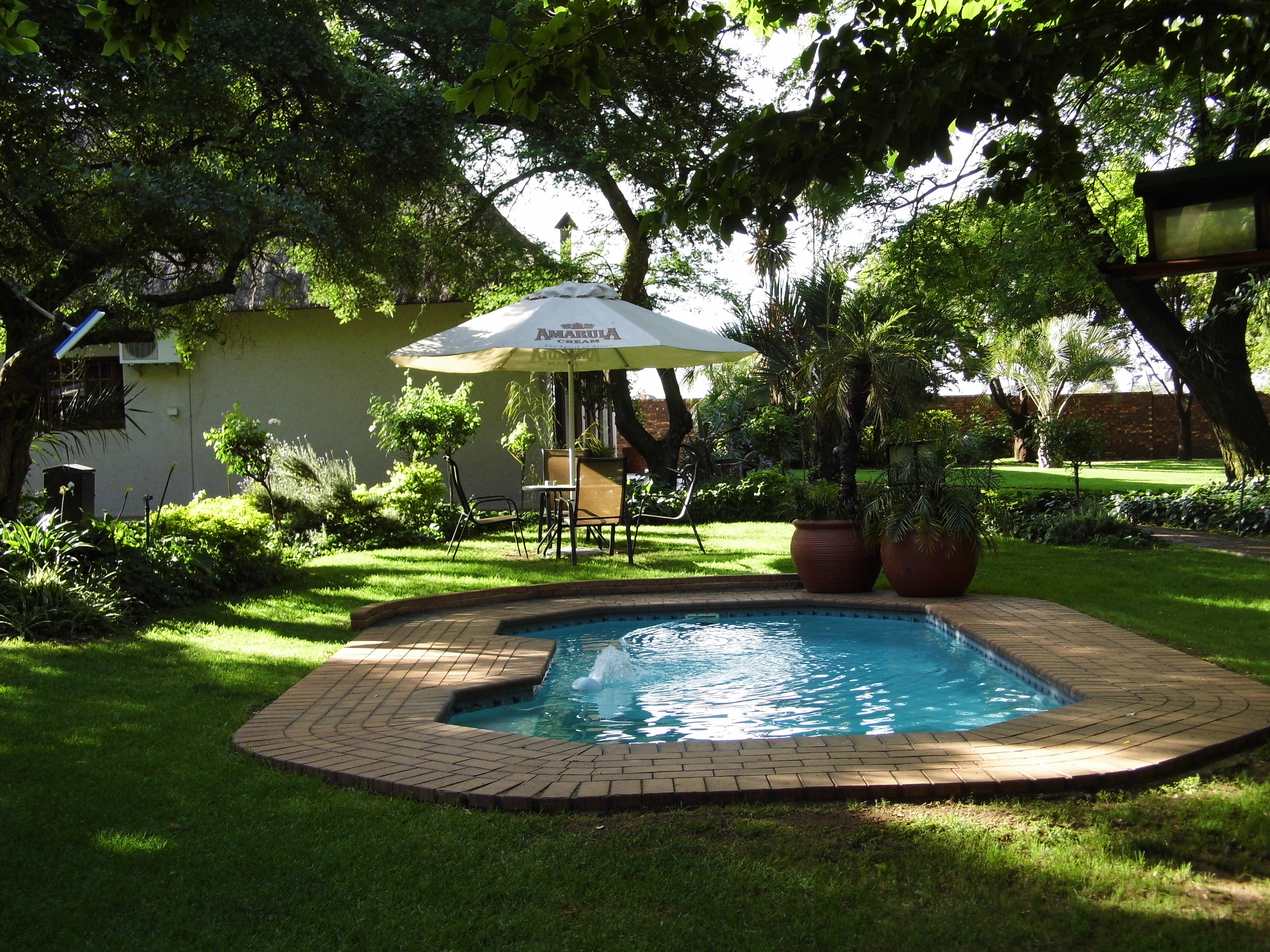 Swimming Pool und Garten in der Großstadt: Safari Hotel Johannesburg nahe Flughafen