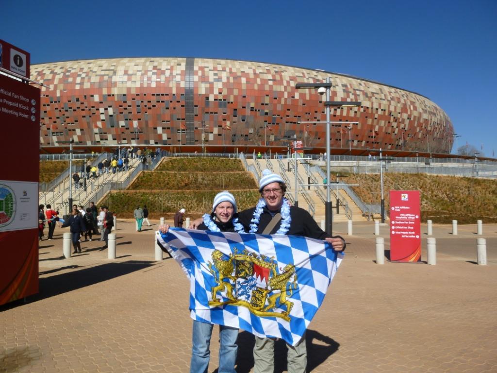 Markus und Stefan vor einem FIFA WM 2010 Stadion in Südafrika