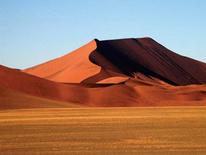 Namibias Sanddünen sind ein Highlight auf der Camping oder Bungalow Safari von Kapstadt an die Viktoriafälle